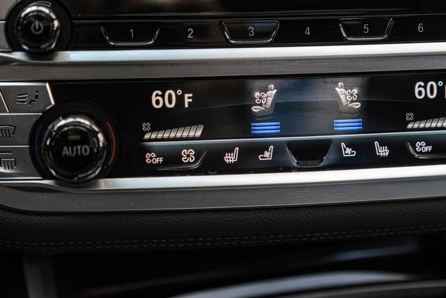 BMW 750i xDrive Vehicle Full-screen Gallery Image 28