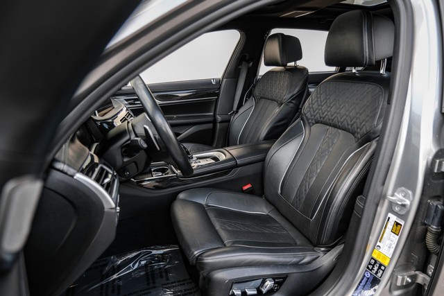 BMW 750i xDrive Vehicle Full-screen Gallery Image 32