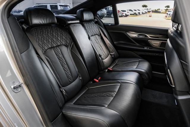 BMW 750i xDrive Vehicle Full-screen Gallery Image 35