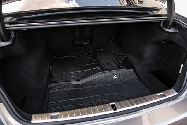 BMW 750i xDrive Vehicle Full-screen Gallery Image 52