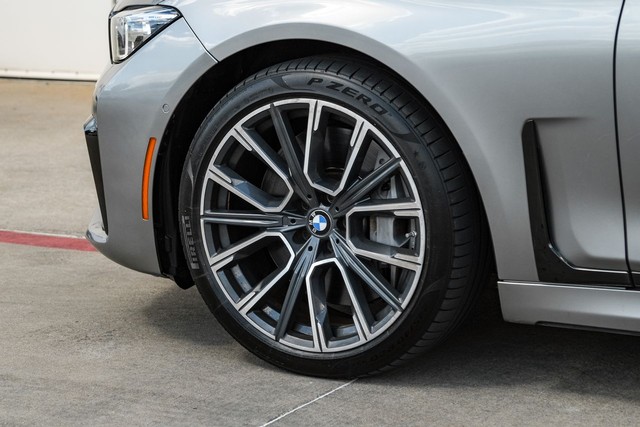 BMW 750i xDrive Vehicle Full-screen Gallery Image 56