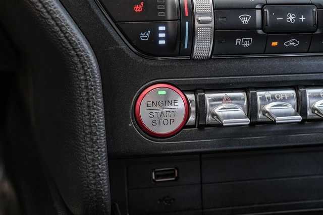 Ford Mustang Vehicle Full-screen Gallery Image 15