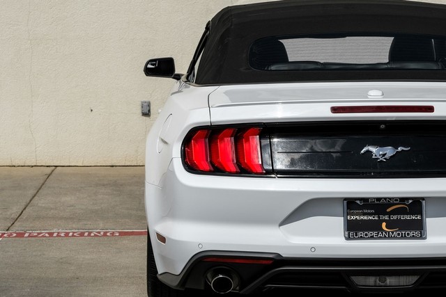 Ford Mustang Vehicle Full-screen Gallery Image 36