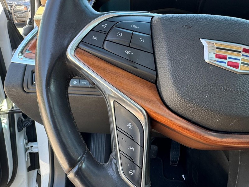 2017 Cadillac XT5 Platinum photo