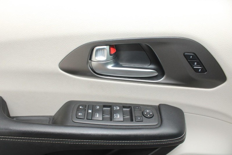 2022 Chrysler Pacifica Touring L photo