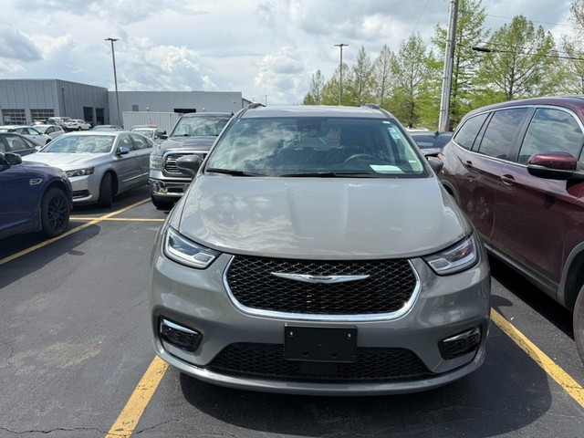 Used 2022 Chrysler Pacifica Touring L with VIN 2C4RC1BG4NR191322 for sale in Wood River, IL