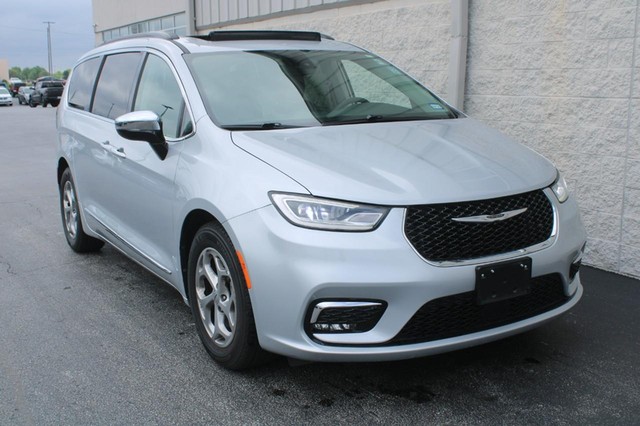 Used 2023 Chrysler Pacifica Limited with VIN 2C4RC1GG0PR560902 for sale in Wood River, IL