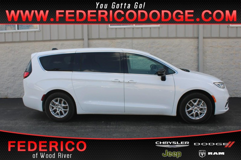 Chrysler Pacifica Vehicle Full-screen Gallery Image 01