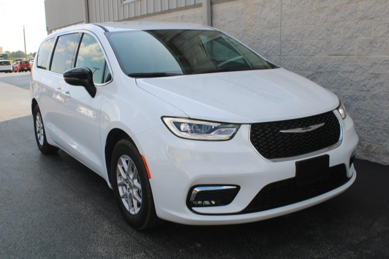 Chrysler Pacifica Vehicle Full-screen Gallery Image 02