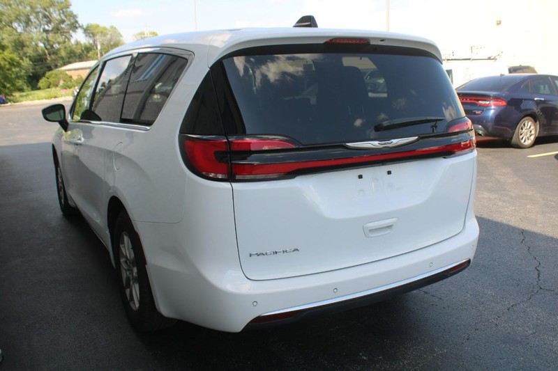 Chrysler Pacifica Vehicle Full-screen Gallery Image 05