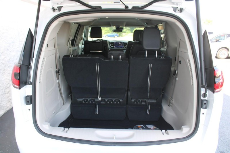 Chrysler Pacifica Vehicle Full-screen Gallery Image 06