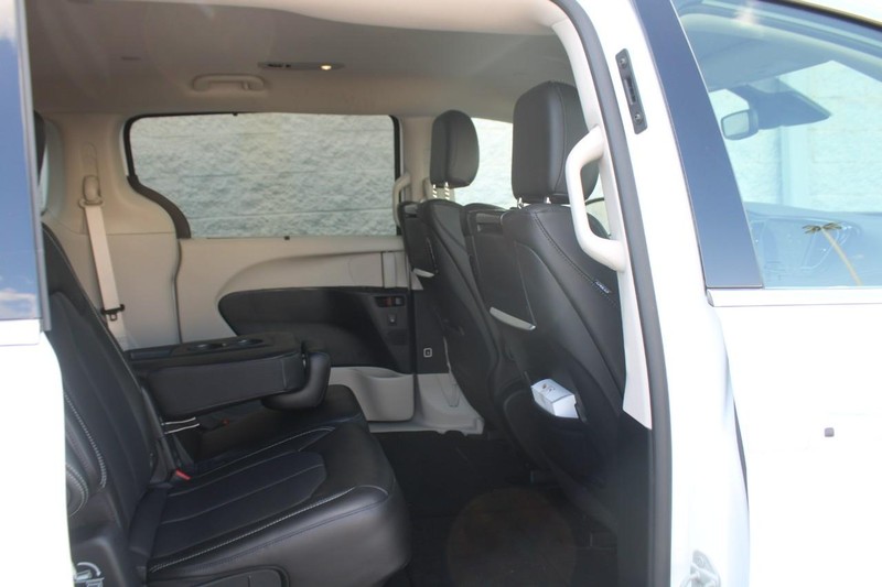 Chrysler Pacifica Vehicle Full-screen Gallery Image 09