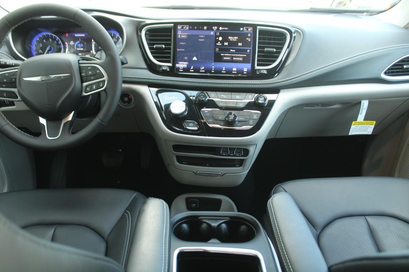 Chrysler Pacifica Vehicle Full-screen Gallery Image 11