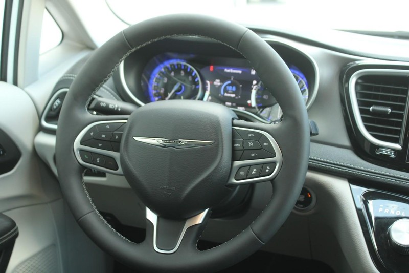 Chrysler Pacifica Vehicle Full-screen Gallery Image 12