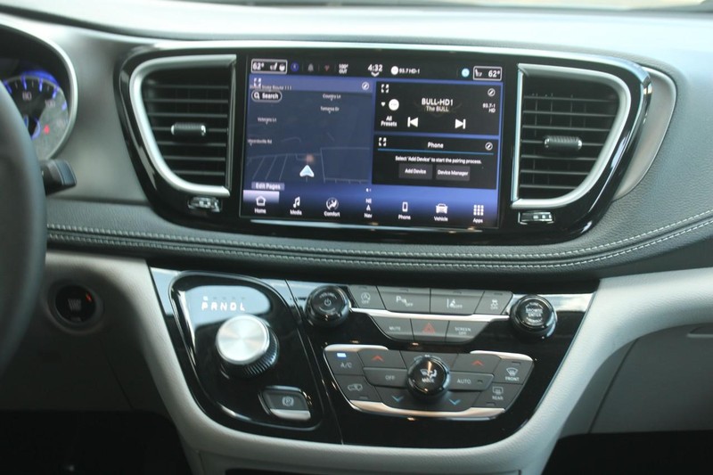 Chrysler Pacifica Vehicle Full-screen Gallery Image 13