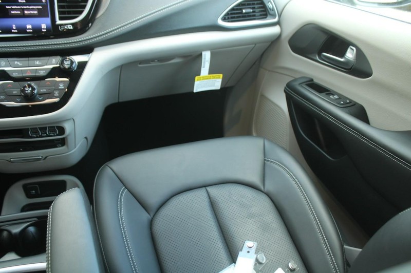 Chrysler Pacifica Vehicle Full-screen Gallery Image 14