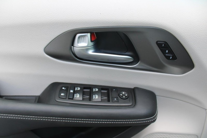 Chrysler Pacifica Vehicle Full-screen Gallery Image 15