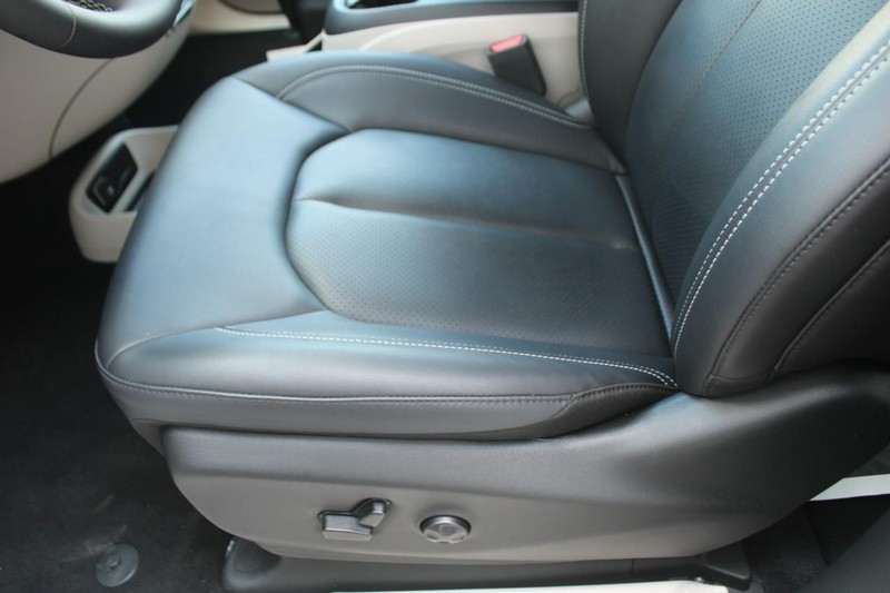 Chrysler Pacifica Vehicle Full-screen Gallery Image 16