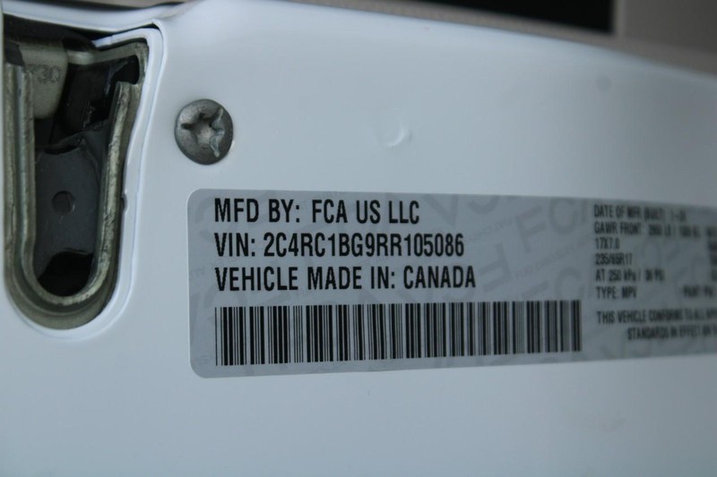 Chrysler Pacifica Vehicle Full-screen Gallery Image 17