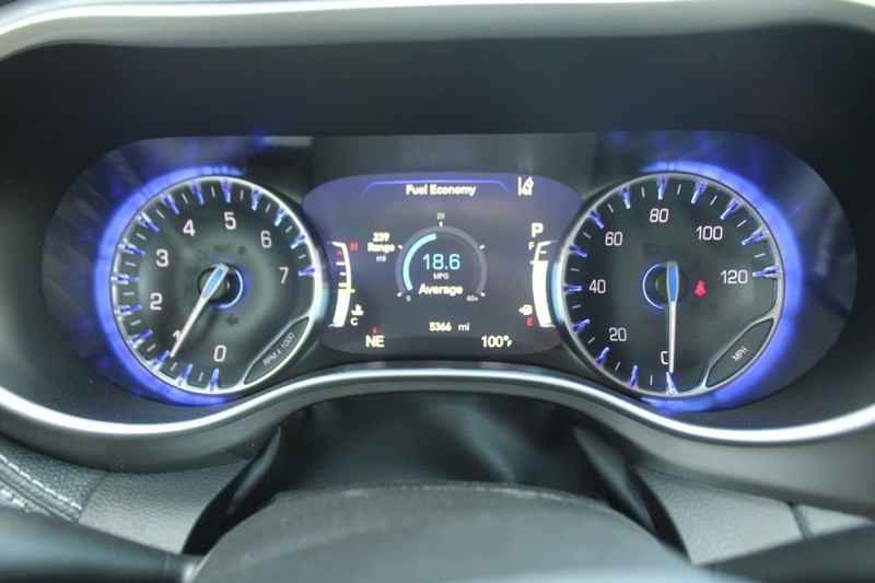 Chrysler Pacifica Vehicle Full-screen Gallery Image 18