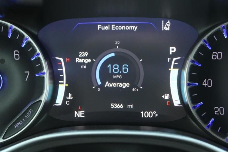 Chrysler Pacifica Vehicle Full-screen Gallery Image 19