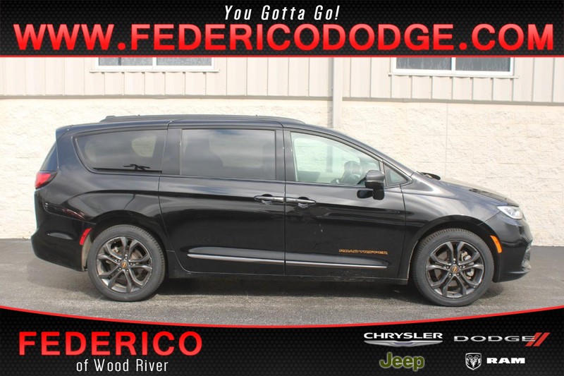 Chrysler Pacifica Vehicle Full-screen Gallery Image 01