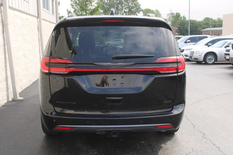 Chrysler Pacifica Vehicle Full-screen Gallery Image 04