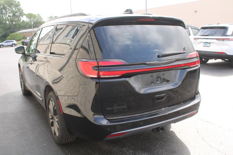 Chrysler Pacifica Vehicle Full-screen Gallery Image 05