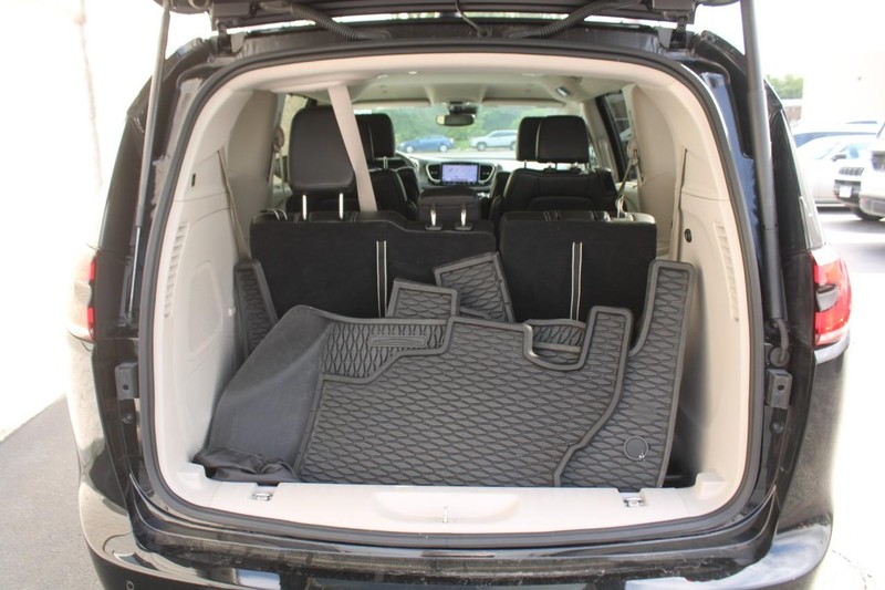 Chrysler Pacifica Vehicle Full-screen Gallery Image 06