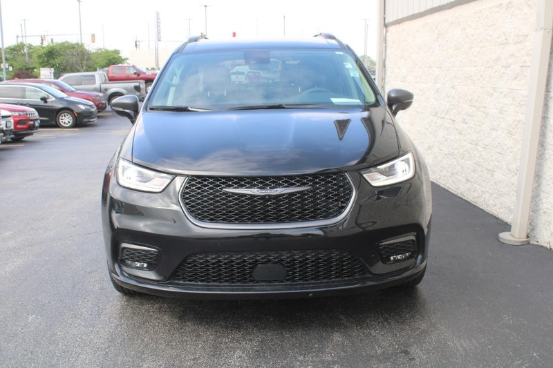 Chrysler Pacifica Vehicle Full-screen Gallery Image 08