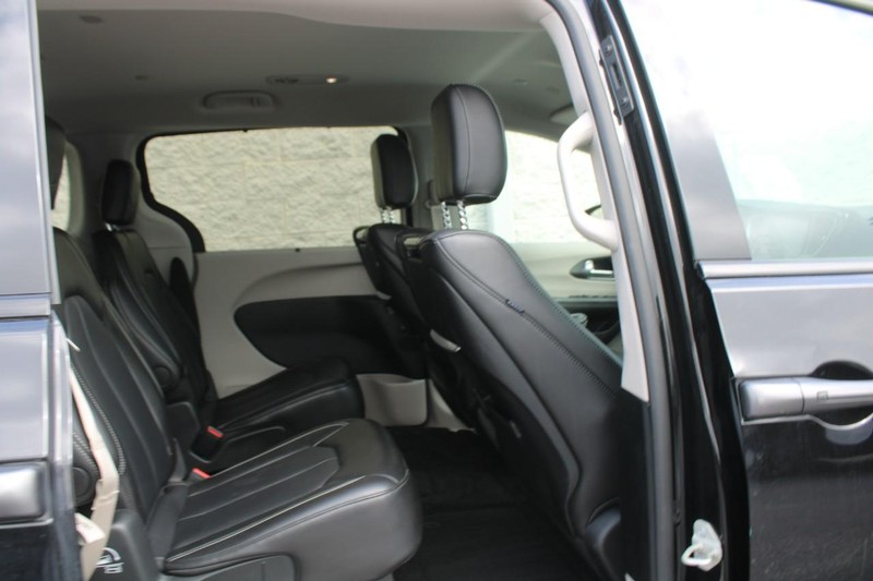 Chrysler Pacifica Vehicle Full-screen Gallery Image 09