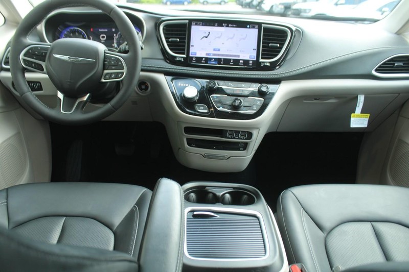 Chrysler Pacifica Vehicle Full-screen Gallery Image 10