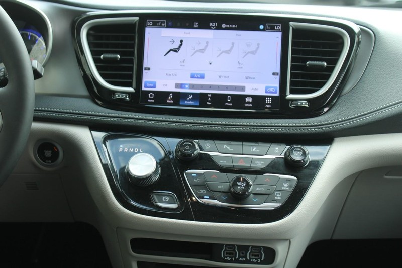 Chrysler Pacifica Vehicle Full-screen Gallery Image 12