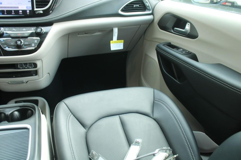 Chrysler Pacifica Vehicle Full-screen Gallery Image 13