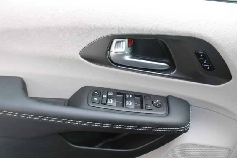 Chrysler Pacifica Vehicle Full-screen Gallery Image 14
