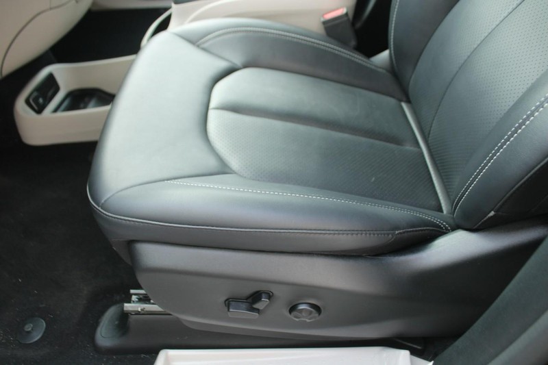 Chrysler Pacifica Vehicle Full-screen Gallery Image 15