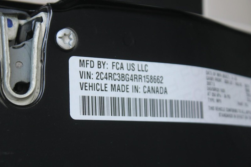 Chrysler Pacifica Vehicle Full-screen Gallery Image 16