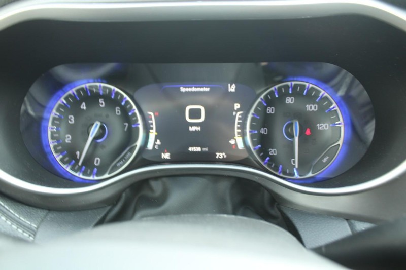 Chrysler Pacifica Vehicle Full-screen Gallery Image 17