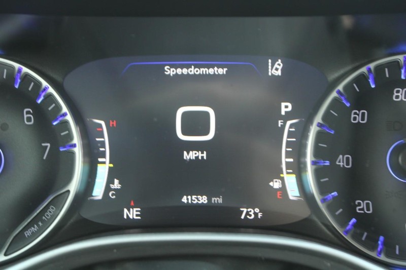 Chrysler Pacifica Vehicle Full-screen Gallery Image 18