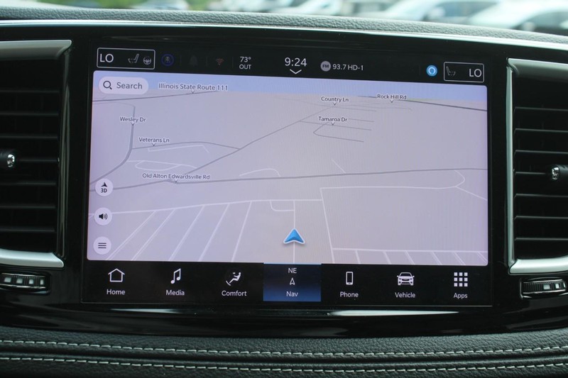 Chrysler Pacifica Vehicle Full-screen Gallery Image 19