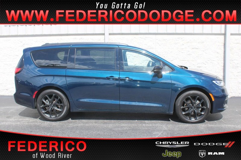 Chrysler Pacifica Vehicle Full-screen Gallery Image 01