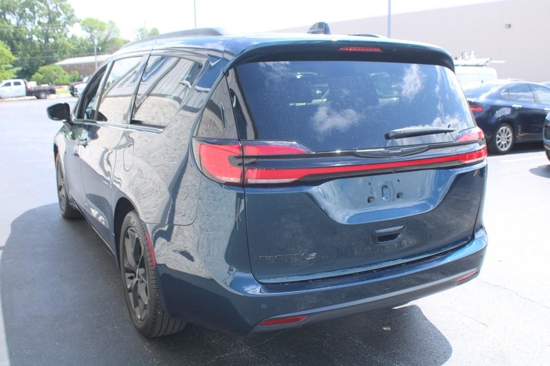 Chrysler Pacifica Vehicle Full-screen Gallery Image 05