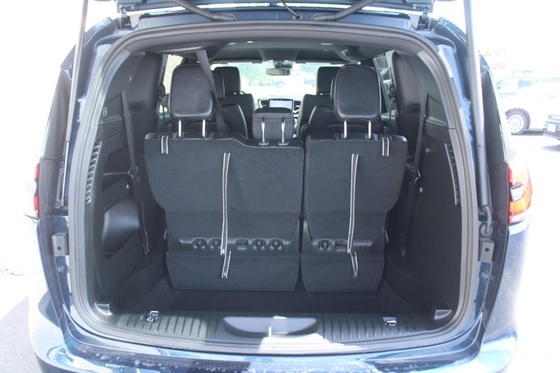 Chrysler Pacifica Vehicle Full-screen Gallery Image 06