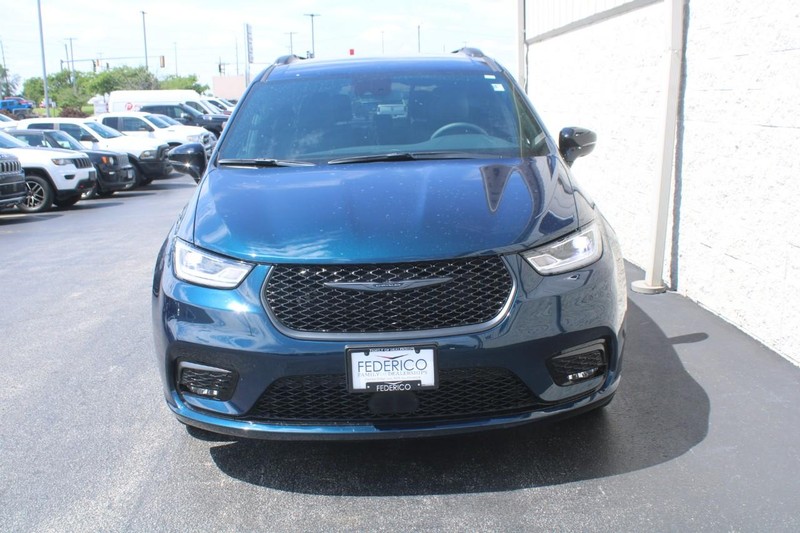 Chrysler Pacifica Vehicle Full-screen Gallery Image 08