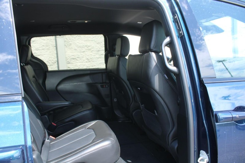 Chrysler Pacifica Vehicle Full-screen Gallery Image 09