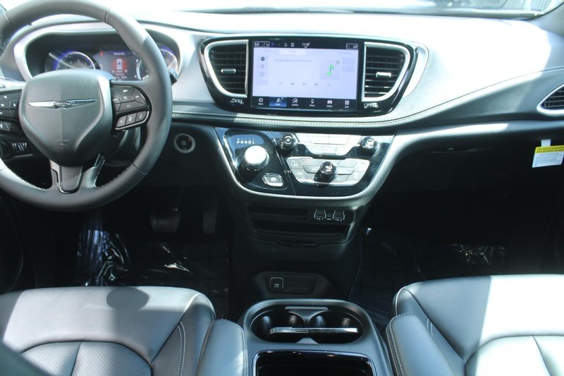 Chrysler Pacifica Vehicle Full-screen Gallery Image 10