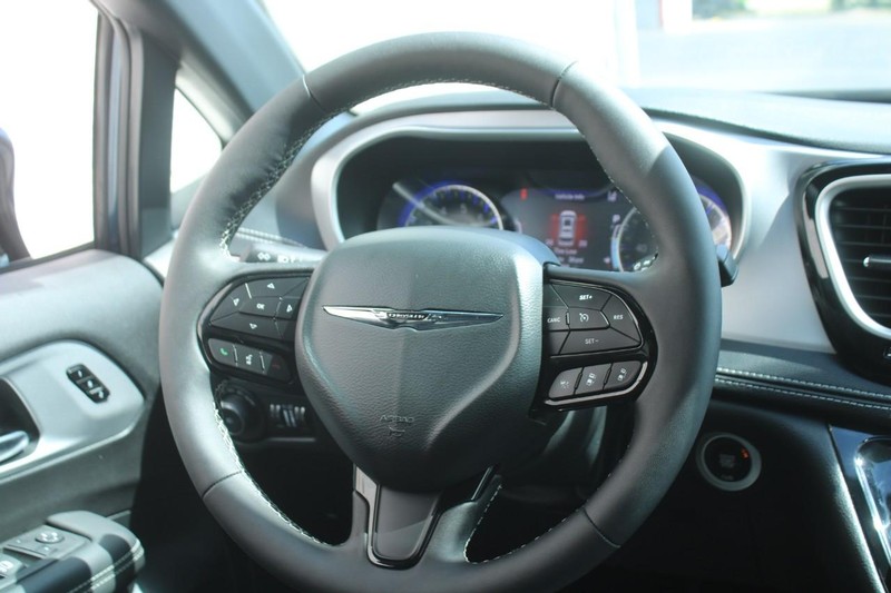 Chrysler Pacifica Vehicle Full-screen Gallery Image 11