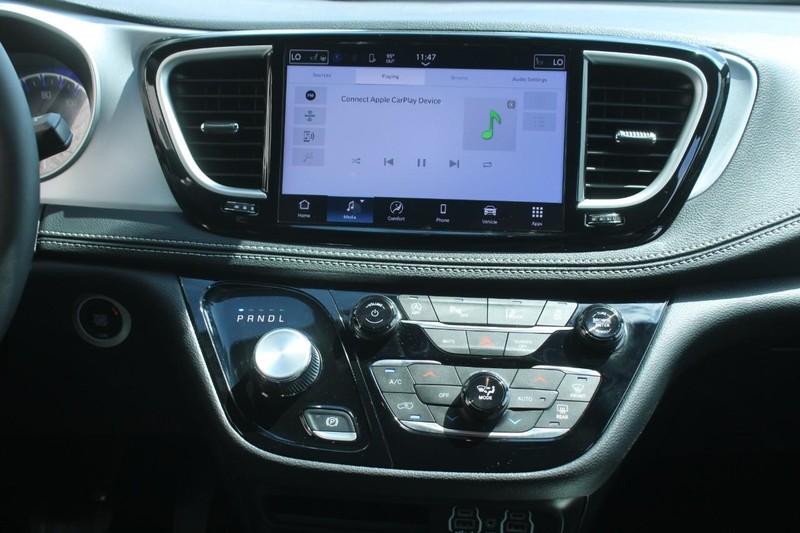 Chrysler Pacifica Vehicle Full-screen Gallery Image 12