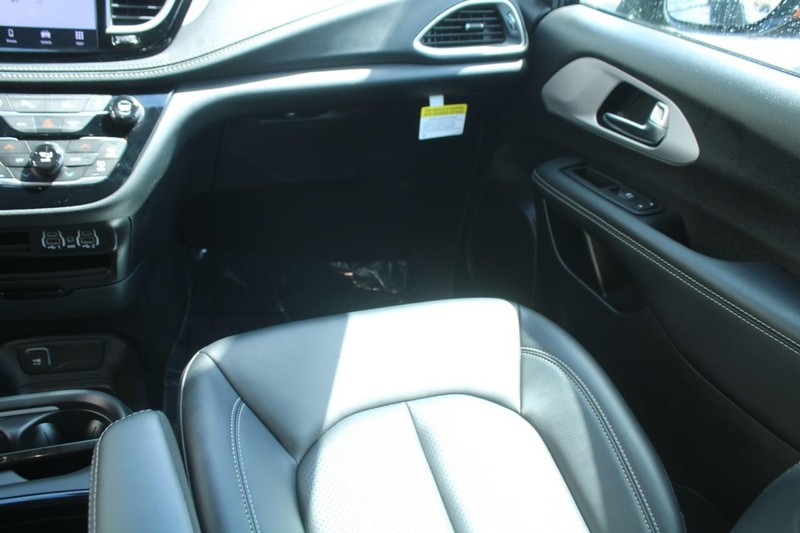 Chrysler Pacifica Vehicle Full-screen Gallery Image 13