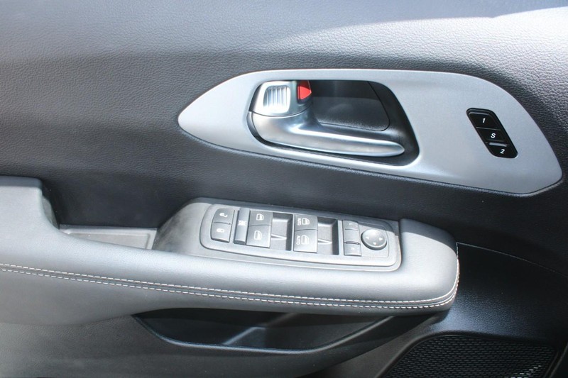 Chrysler Pacifica Vehicle Full-screen Gallery Image 14